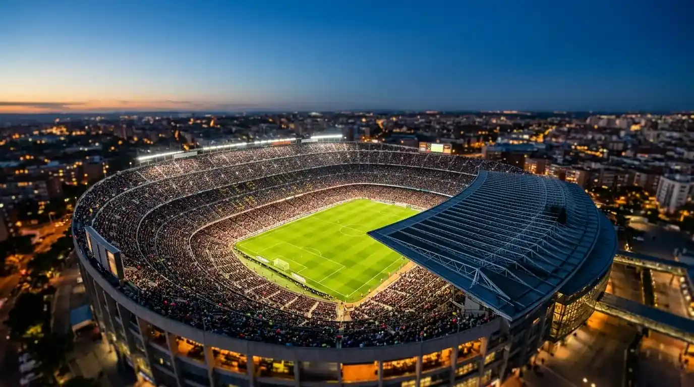 Panorama pełnego stadionu z lotu ptaka o zmierzchu, tysiące kibiców na trybunach, jasno oświetlona zielona murawa pośrodku